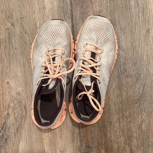 Women's on clouds barely used size 7, in great shape